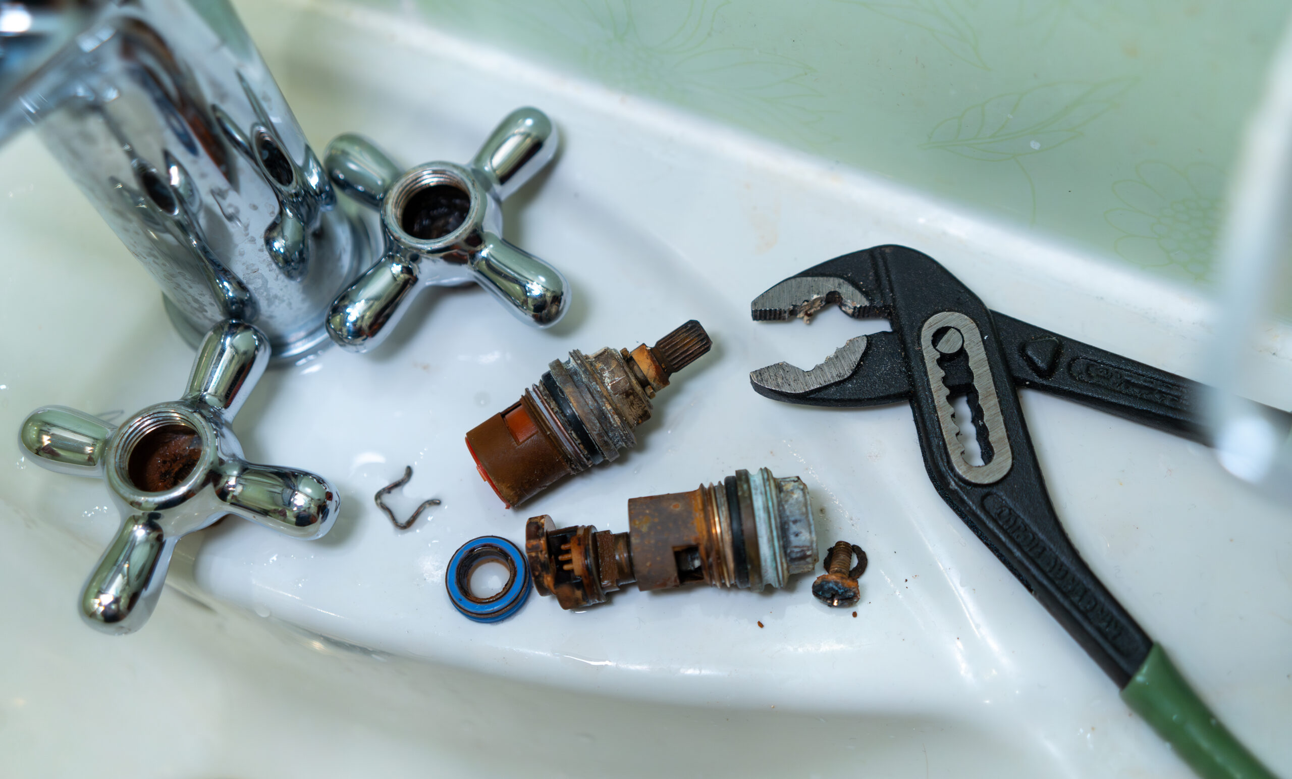 Replacing the bathroom faucet.Calling the master plumber.Dismantling the old mixer.